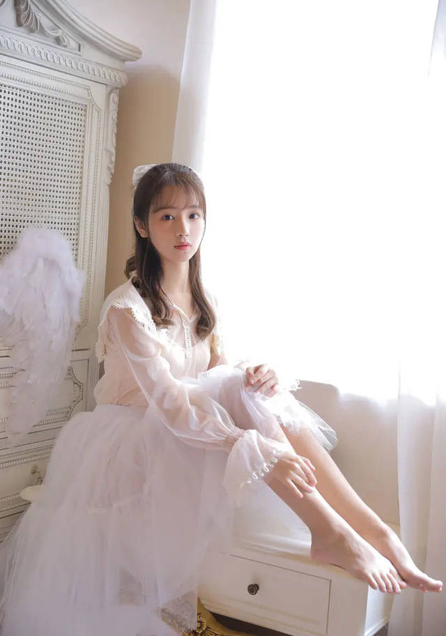 文艺范儿的00后少女,她的双腿脚丫,比纱裙还白一个度