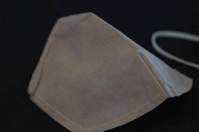 小编实测铜芯抗疫口罩夏天易出汗讲得多会移位