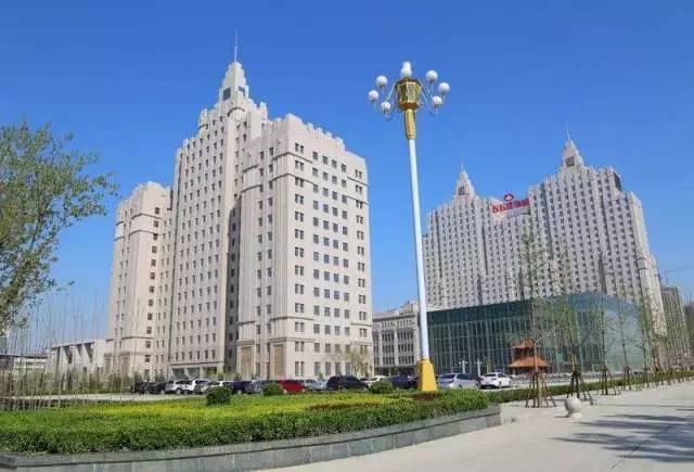 2001年,吴以岭投入上亿资金,建立了以自己名字命名的"以岭医院".