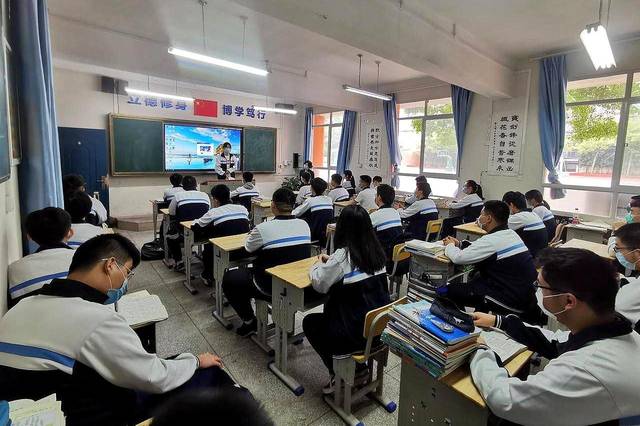 学生叶鑫凯同学则吐槽自己在老家上网课的经历,以及父亲一边陪弟弟