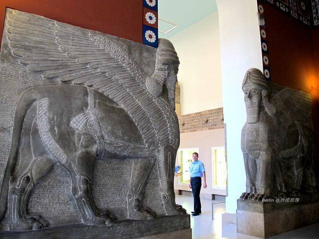 大门两旁的鹰神.