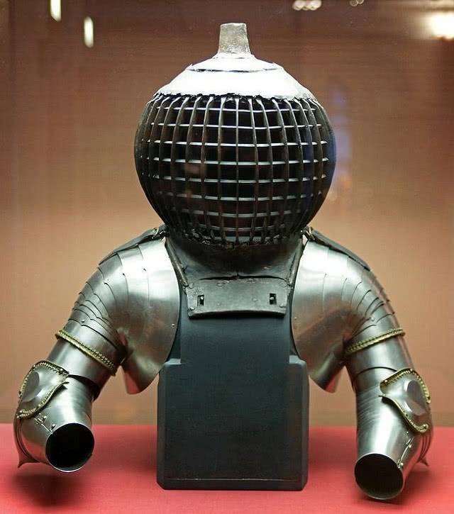 现代"脑洞大开"兵器:美国"鲨鱼臂刀"最霸道,利刃武装到牙齿_手机搜狐