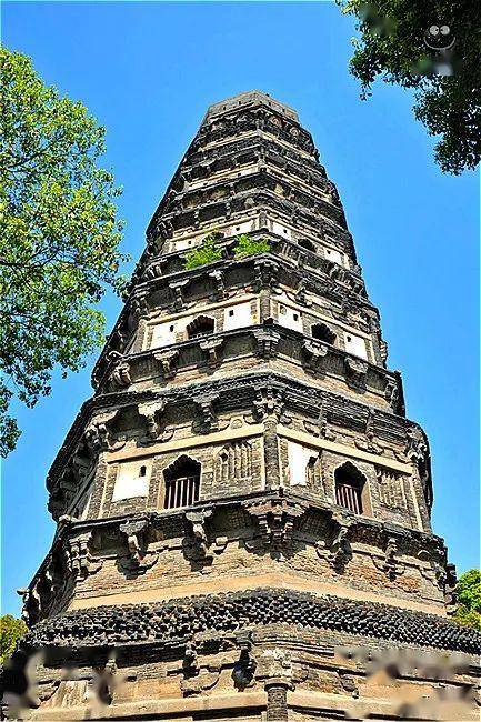 虎丘塔雲巖寺塔矗立在蘇州虎丘山上,因而又稱虎丘塔.