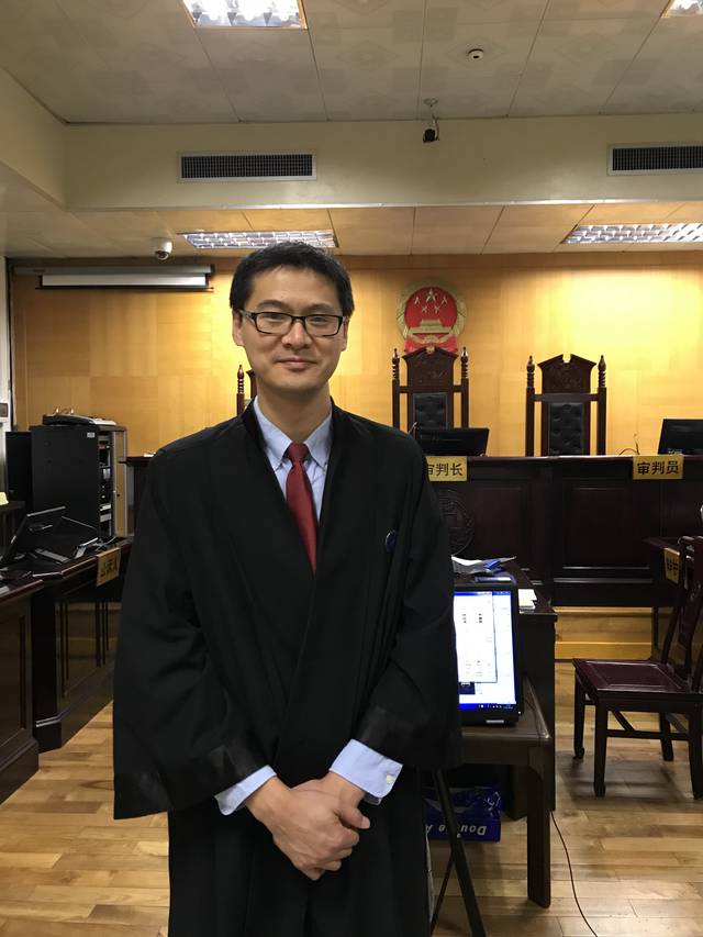 2018年,罗翔作为律师出庭受访者供图