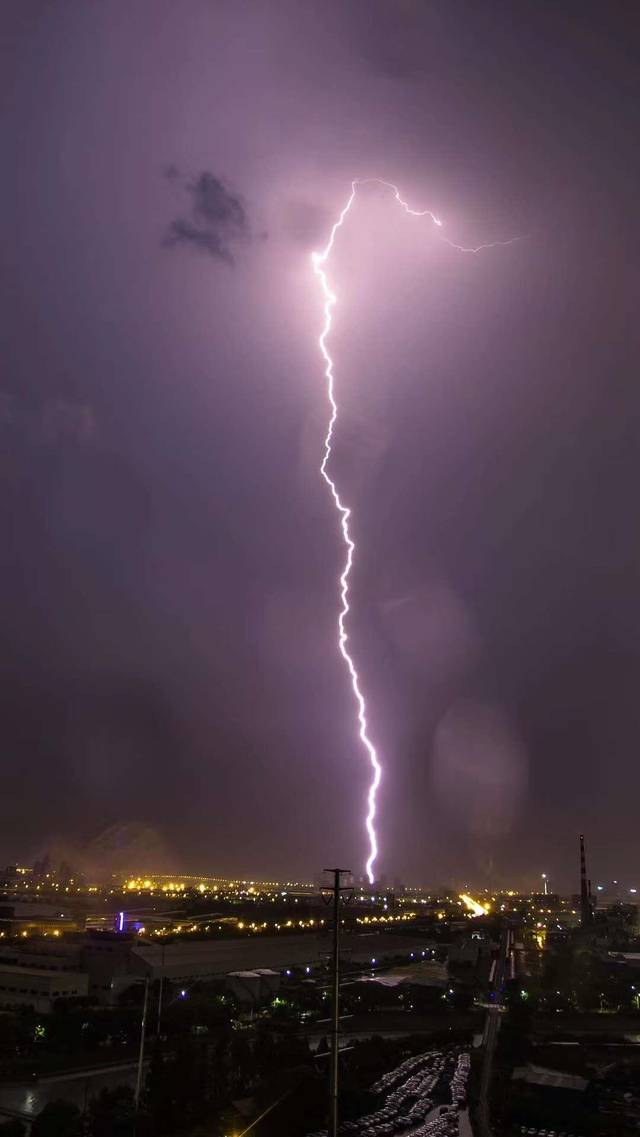 这雨说下就下,毫无预兆 平均3秒一次的闪电 难道是哪位仙人在渡劫?