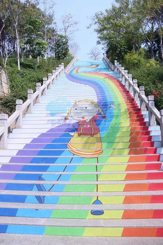 底下以绿色为主色调 往上衔接着一道蜿蜒而上的"彩虹" 整个阶梯都是