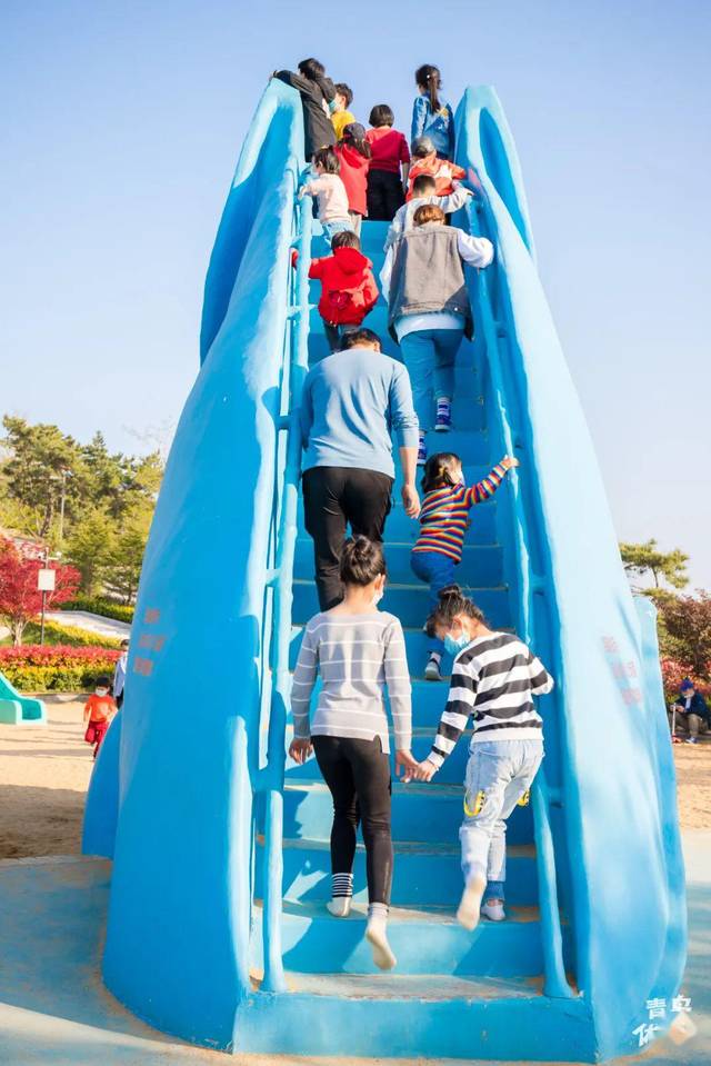 我在网红公园象耳山排队玩滑梯被小朋友围观了