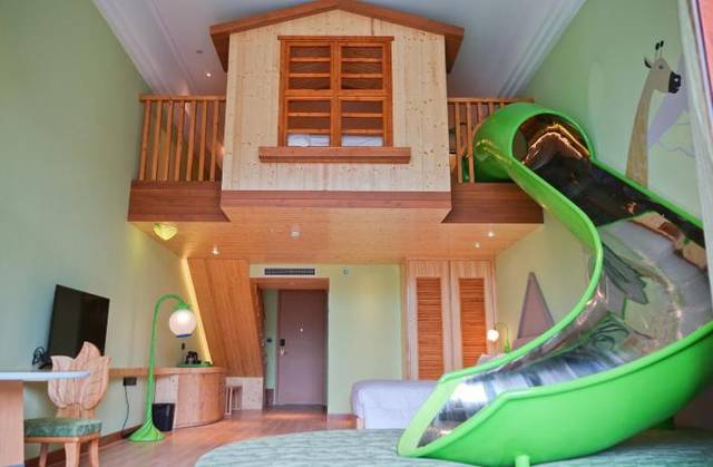 这家藏身森林海的温泉酒店,把网红滑梯搬进房间,还自带私家泡池!