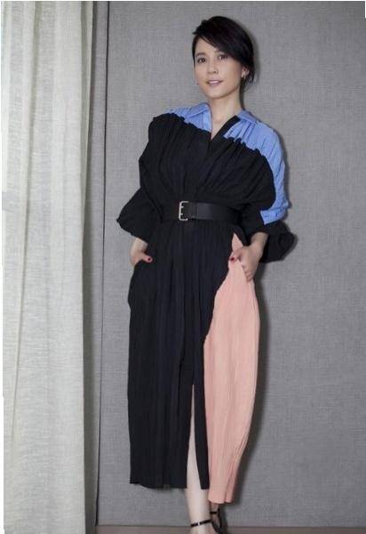 1998年,出演了《浪子大钦差》和《牵手》两部影视作品,而在其中的家庭
