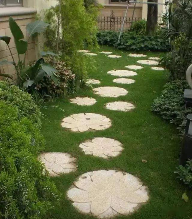 或是选用圆形石板,加上雕刻,品质感立马显现出来了,非常适合欧式庭院.