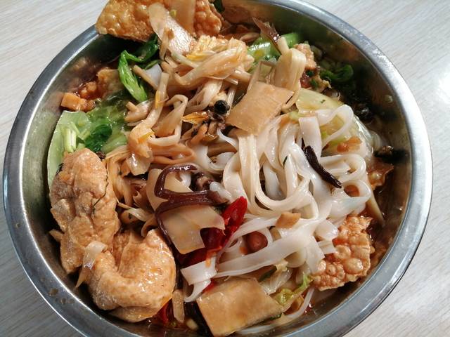 本来螺蛳粉应该是用圆粉的,食堂卖完了,就剩下切粉了