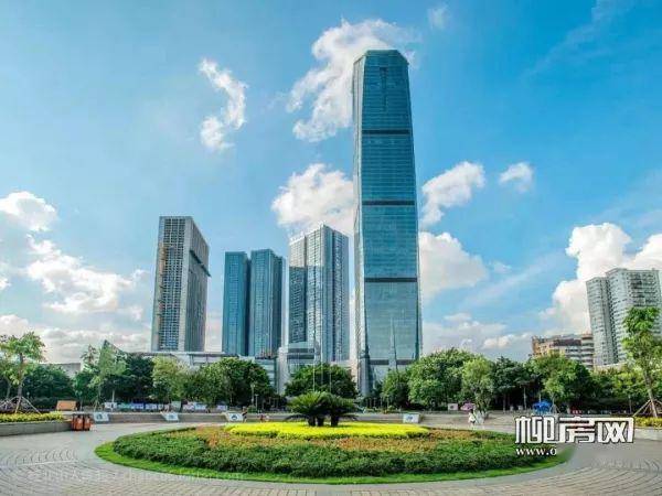 地王国际财富中心共72层, 以303米高度,打造柳州城市新形象