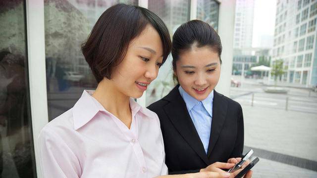 原创70后惨遭降薪,90后波及最小,60%上班族提前预感"中年危机"