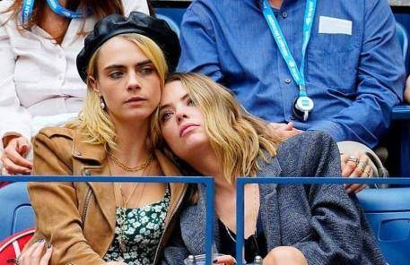 "cara delevingne和ashley benson结束了两年的恋爱关系,两人现已分手