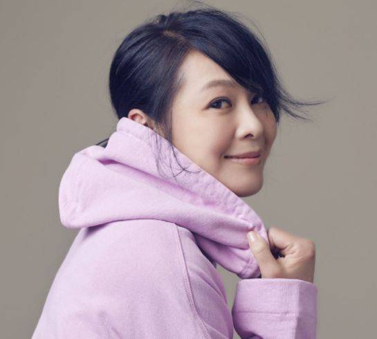 刘若英在《天下无贼》中饰演职业惯偷王丽,在影片中,刘若英跟刘德华的