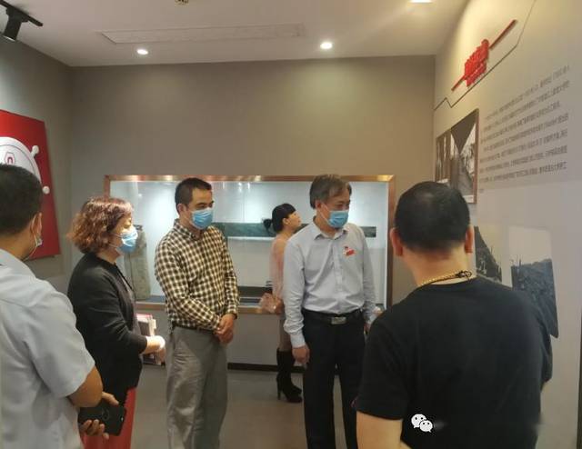 在杭州市革命烈士纪念馆龚亚峰馆长,刘淑兰副馆长的陪同下,张海波馆长