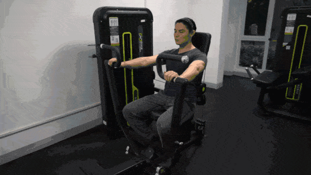 坐姿划船 1,主要针对背部肌群 2,身体坐稳,上身尽量保持稳定 3,不要