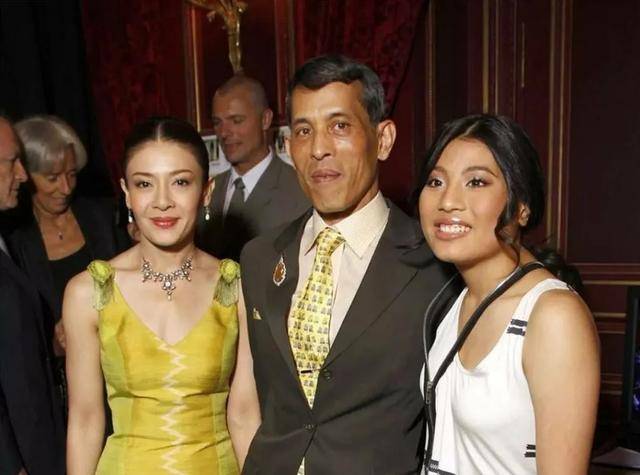 泰国国王的狗血情史,和他背后的"宫斗"女主角们