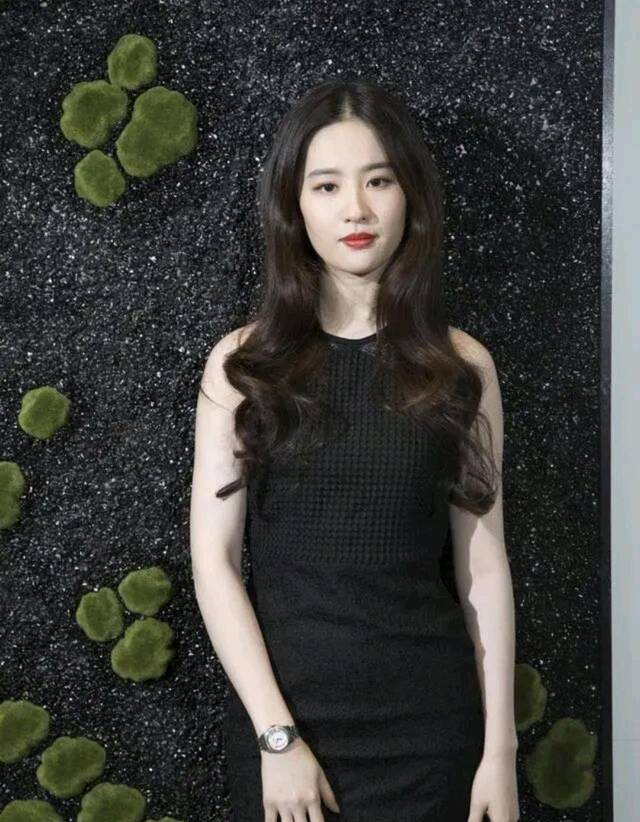 刘亦菲也太美了吧穿黑色连衣裙配大波浪头发造型尽显女性魅力