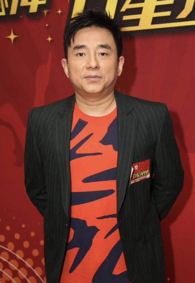 黎小田的赏识而建议他参加《新秀歌手比赛》,还引荐他与戴思聪学唱歌