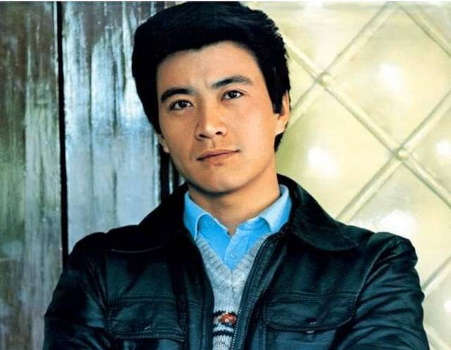 他就是周里京,周里京在上个世纪八九十年代是炙手可热的当红男演员,他