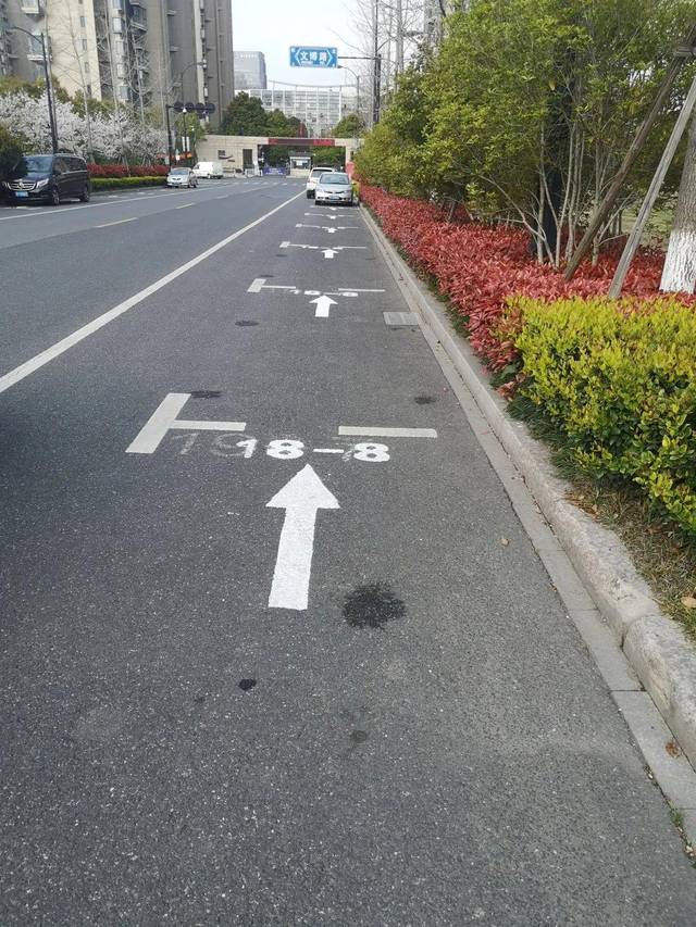 育才路浅水湾外,两侧错时停车位开放时间为工作日18:00~8:00,上午9点