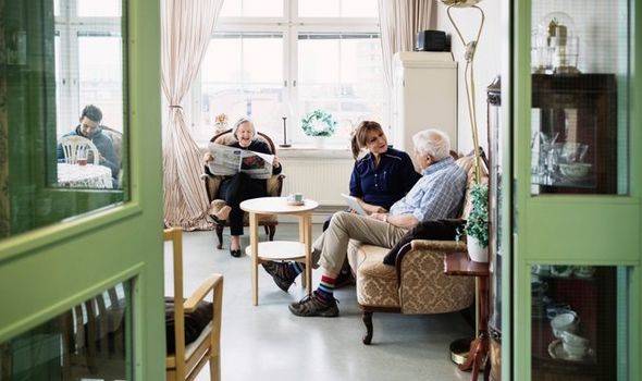 英国医院将确诊老人送回养老院,未告知工作人员,引发聚集感染