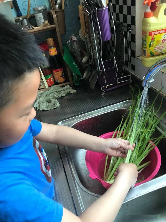 我帮妈妈洗菜,做家务 mothers day
