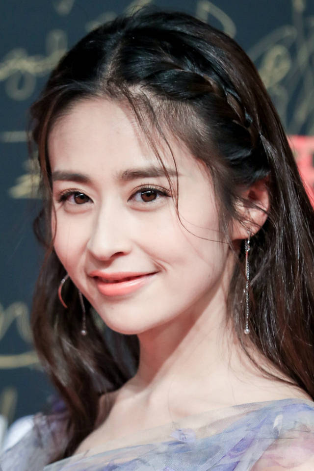 麻花辫一点也不土,让郑爽变少女,杨幂热巴同款杨桃辫更有仙气