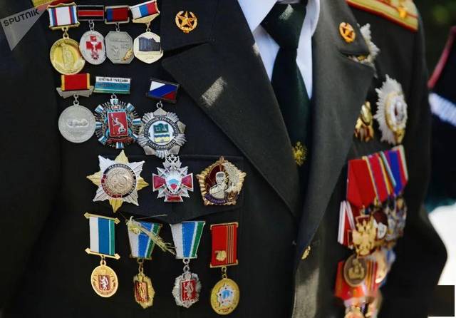 伟大的卫国战争老兵谢缅伊萨科维奇斯佩科特尔军装上的勋章