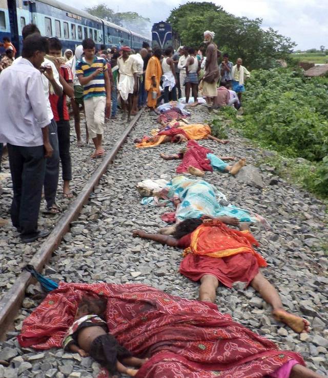 一群印度人在铁轨上睡觉,17人被火车碾死,现场惨不忍睹!