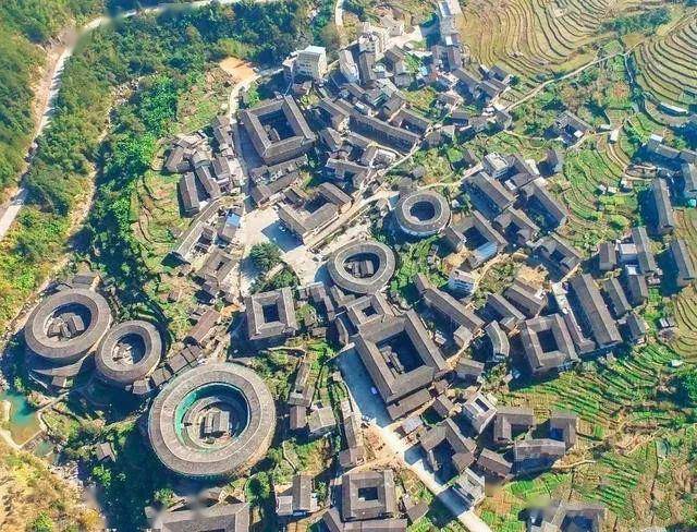 Δ 福建安贞堡 一个个或圆或方的堡垒聚集在一起,形成了客家民系非常