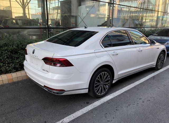 32.2万元买到最低配大众辉昂,定制白色漆,却经常被人当成迈腾