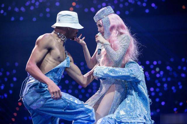 40岁蔡依林演唱会造型太吸睛,裙子开高叉到胯部,网友:身材真好_手机