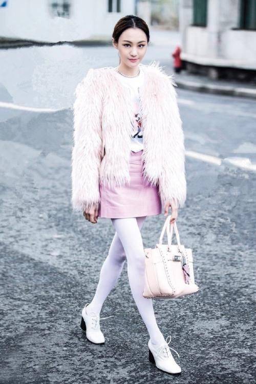 郑爽穿红色雨靴现身,亮眼又土气,时尚脚步明显落后不少!