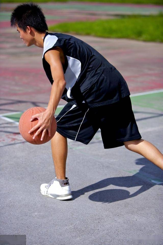 篮球科普跨步急停动作要领和注意事项要记牢