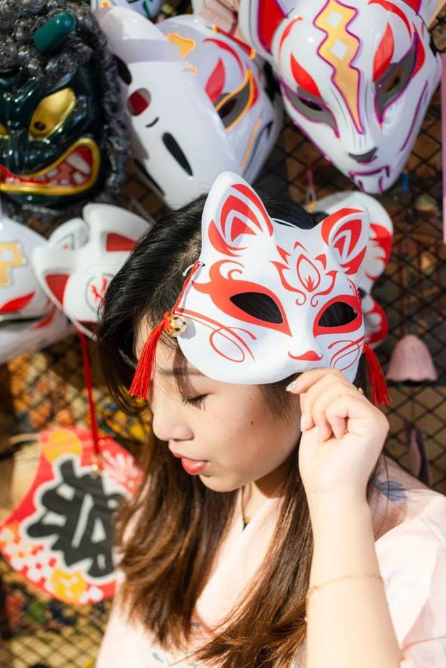 和服共有五套可选,店员小姐姐会细心的帮你穿好,再选上喜欢的面具,你