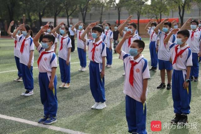 5月11日,广州市文伟中学,升旗仪式现场南都记者 何玉帅 摄