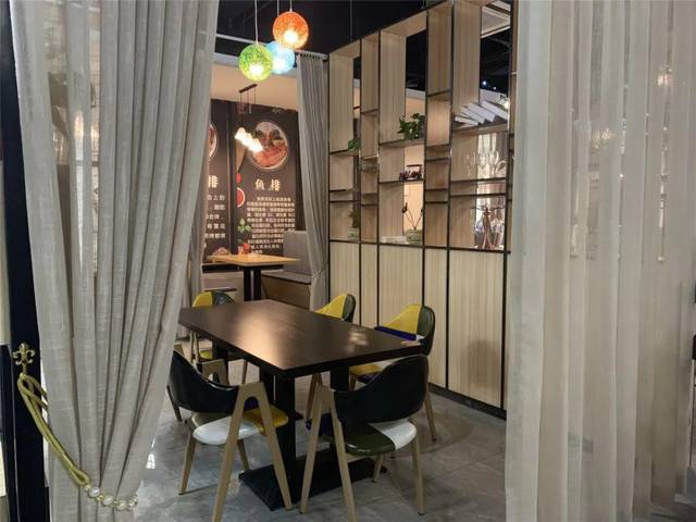 店内很多卡座都是用帘子隔断的 私密性很好哟  除此之外店内也有大一