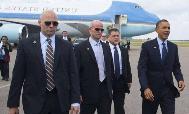 各国总统身边的保镖都带什么武器?美国护卫分层,武器各不同