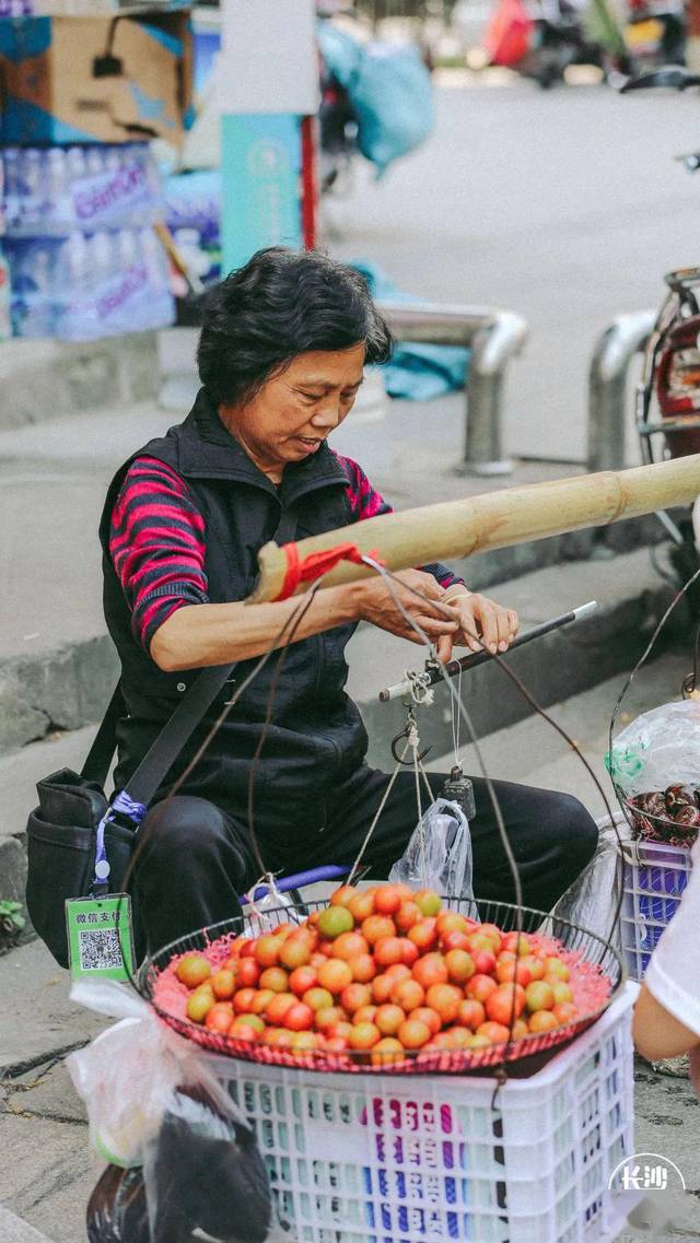 蹲下挑水果的时候,阿姨热情地帮忙挑选又大又甜的好果实,不忘说道:"