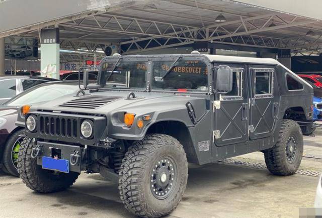 车行遇2019款悍马h1防弹车,酷似猛士,得知价格后大家都闭口不言_手机