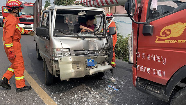 面包车随意变道引车祸 面包车车头车门严重变形 海盐消防紧急救援