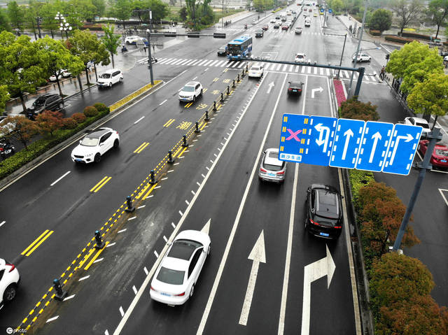 "马路机器人"现身早晚高峰的"潮汐车道"还能这么玩