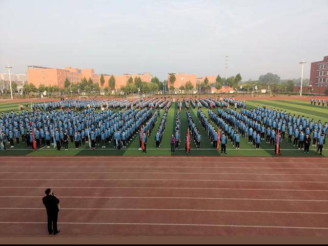 复学复志 向阳而生 ——深州市第二中学举行九年级复学升旗仪式