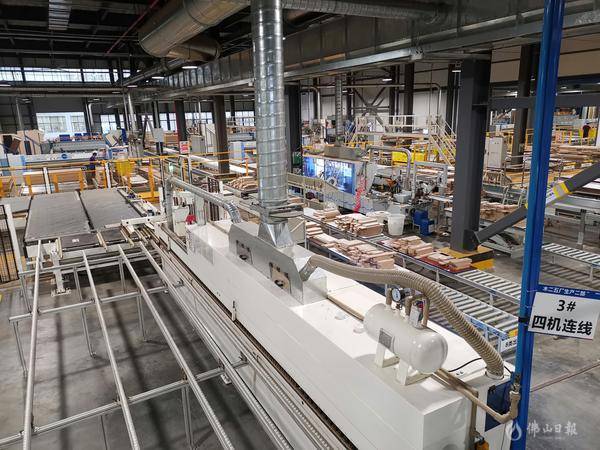 维尚家具五厂的板式家具柔性生产车间./企业供图