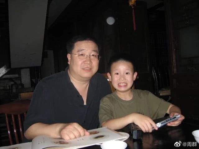周群介绍第一张旧照是十几年前,2007年,英达和梁欢的儿子英如镝刚满9