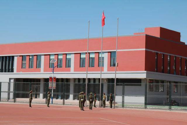 复学复志 向阳而生 ——深州市第二中学举行九年级复学升旗仪式