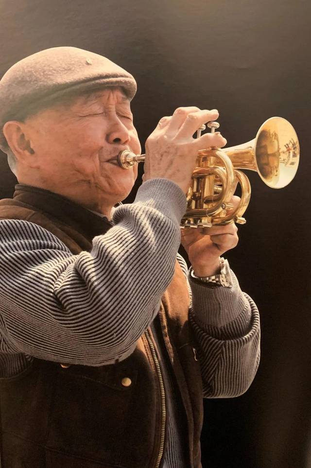 结婚五十周年时,黄永玉还特意买了一把小铜号,吹给张梅溪听