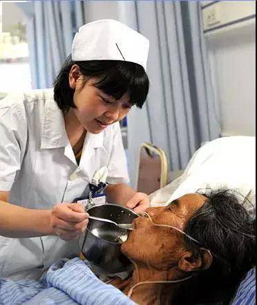 汶川护士图片